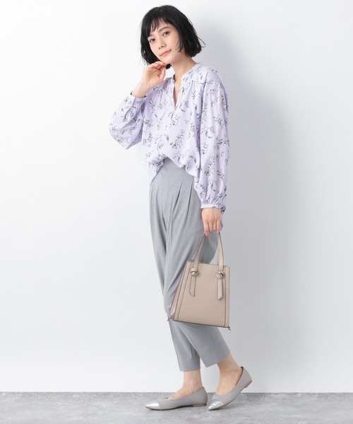 GLOBAL WORK（グローバルワーク）の「さらさらリラックスプリントブラウス/924444（シャツ/ブラウス・レディース・ライトベージュ/ブルー系その他7/ブラック系その他/ホワイト系その他3/ホワイト×ネイビー/パープル系その他2/ライトブルー/ブルー系その他6/ホワイト系その他2/ホワイト/ブルー系その他・MEDIUM/LARGE/SMALL）」の20枚目の写真