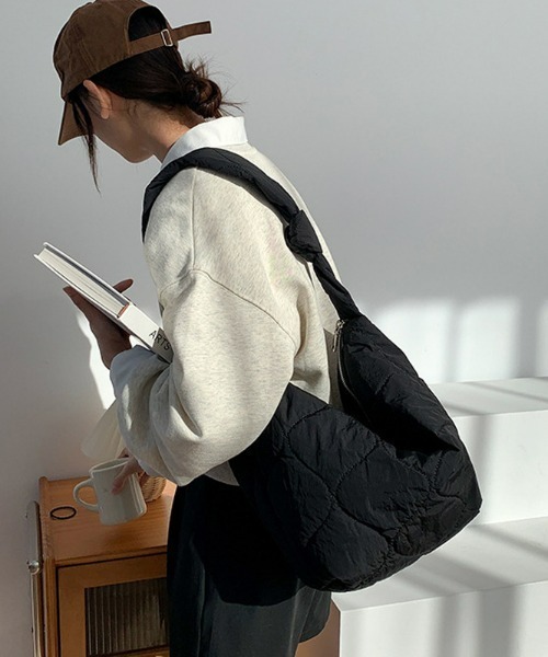 LAC-VERT(ラック・ヴェール)の「【大容量】キルティング中綿ビッグショルダーバッグ(ショルダーバッグ・レディース・ブラック/ホワイト/その他1/グレー/ベビーピンク/ライトブルー/ライトグリーン・FREE)」の10枚目の写真