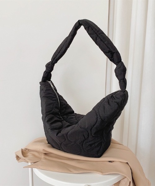 LAC-VERT(ラック・ヴェール)の「【大容量】キルティング中綿ビッグショルダーバッグ(ショルダーバッグ・レディース・ブラック/ホワイト/その他1/グレー/ベビーピンク/ライトブルー/ライトグリーン・FREE)」の12枚目の写真