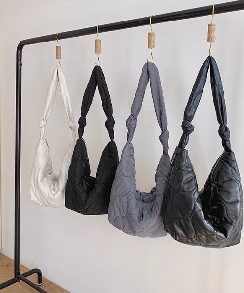 LAC-VERT(ラック・ヴェール)の「【大容量】キルティング中綿ビッグショルダーバッグ(ショルダーバッグ・レディース・ブラック/ホワイト/その他1/グレー/ベビーピンク/ライトブルー/ライトグリーン・FREE)」の16枚目の写真