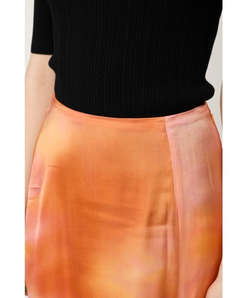 SLY(スライ)の「DAZED DYE SATIN SHIRRING SK サテン シャーリング スカート(スカート・レディース・イエロー系その他/オレンジ系その他・2/1)」の5枚目の写真