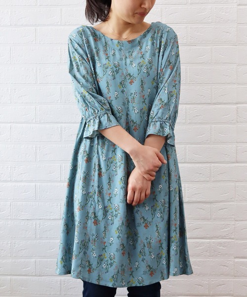 レーヨン素材タック使いプリントワンピース