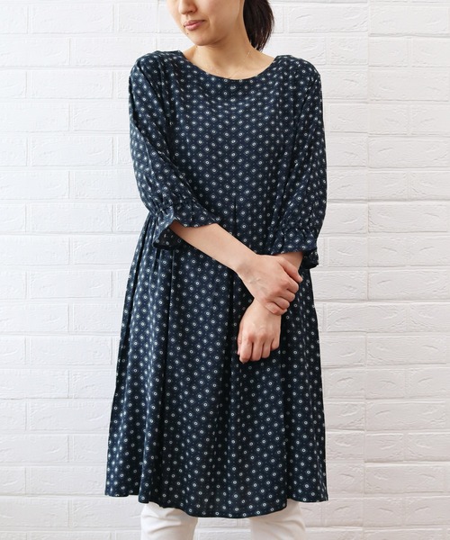 BELLUNA PLUS(ベルーナ)の「レーヨン素材タック使いプリントワンピース(ワンピース・レディース・ブラック/ネイビー/セージグリーン/グリーン系その他・MEDIUM/LARGE/X-LARGE)」の8枚目の写真