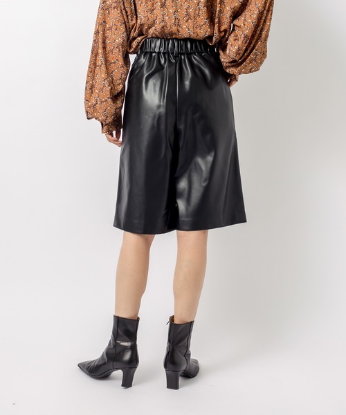 RIVE DROITE（リヴドロワ）の「秋にかけて大活躍する１枚　フェイクレザーハーフパンツ（その他パンツ・レディース・ブラック・FREE）」の4枚目の写真