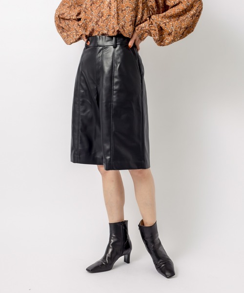 RIVE DROITE（リヴドロワ）の「秋にかけて大活躍する１枚　フェイクレザーハーフパンツ（その他パンツ・レディース・ブラック・FREE）」の2枚目の写真