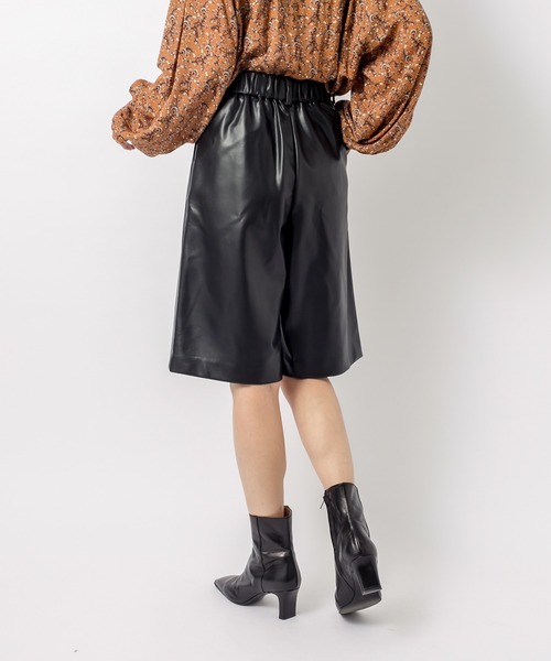 RIVE DROITE（リヴドロワ）の「秋にかけて大活躍する１枚　フェイクレザーハーフパンツ（その他パンツ・レディース・ブラック・FREE）」の3枚目の写真