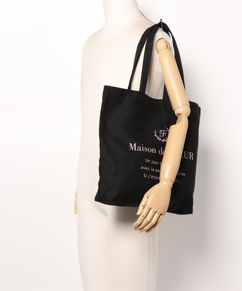 Maison de FLEUR（メゾンドフルール）の「EC限定モノトーンロゴプリントトートバッグ（トートバッグ・レディース・アイボリー/ブラック・FREE）」の8枚目の写真