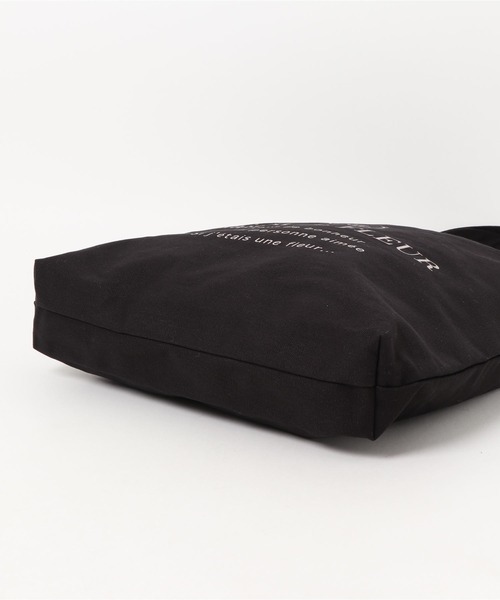 Maison de FLEUR（メゾンドフルール）の「EC限定モノトーンロゴプリントトートバッグ（トートバッグ・レディース・アイボリー/ブラック・FREE）」の4枚目の写真