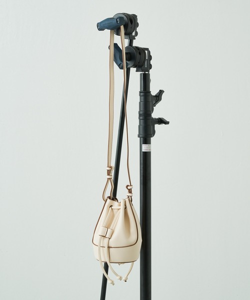 Lui's（ルイス）の「巾着バケツバッグ（ショルダーバッグ・レディース・ブラック/ベージュ/アイボリー・FREE）」の2枚目の写真