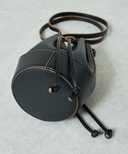 Lui's（ルイス）の「巾着バケツバッグ（ショルダーバッグ・レディース・ブラック/ベージュ/アイボリー・FREE）」の4枚目の写真