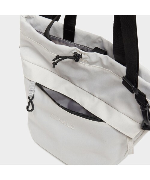 AIGLE（エーグル）の「リサイクルナイロン コンパクト 巾着（ハンドバッグ・レディース・ブルー/アイボリー/ダークネイビー・FREE）」の4枚目の写真