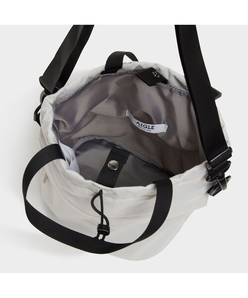 AIGLE（エーグル）の「リサイクルナイロン コンパクト 巾着（ハンドバッグ・レディース・ブルー/アイボリー/ダークネイビー・FREE）」の8枚目の写真