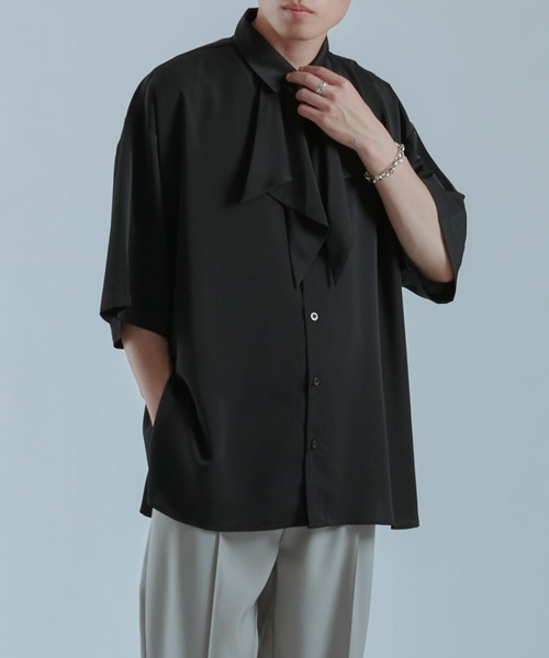 Ellno Loset(エルノロゼット)の「ラッフルタイシャツ(シャツ/ブラウス・メンズ・オフホワイト/グレー系その他/ブラック・MEDIUM/LARGE)」の1枚目の写真