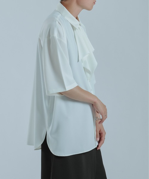 Ellno Loset(エルノロゼット)の「ラッフルタイシャツ(シャツ/ブラウス・メンズ・オフホワイト/グレー系その他/ブラック・MEDIUM/LARGE)」の4枚目の写真