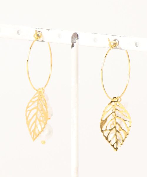 tone（トーン）の「【MUURABBTI】さざれとコットンパールのリーフフープピアス(MA)（ピアス（両耳用）・レディース・ゴールド・FREE）」の2枚目の写真