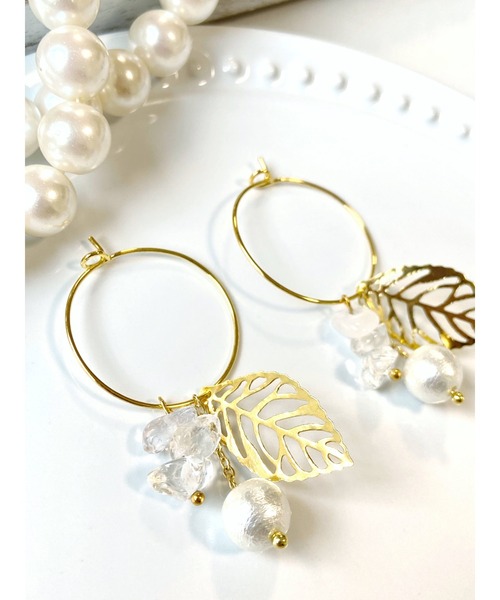 tone（トーン）の「【MUURABBTI】さざれとコットンパールのリーフフープピアス(MA)（ピアス（両耳用）・レディース・ゴールド・FREE）」の4枚目の写真