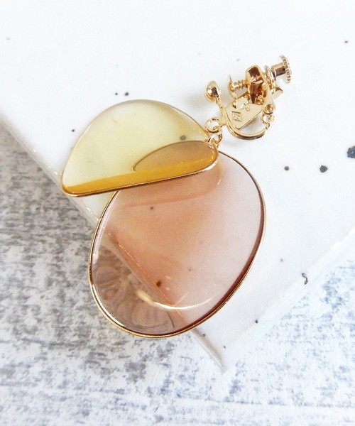 The Rule(ザルール)の「The Rule ザルール:片耳用 Amaranth earring size:M 花びら イヤリングM(イヤリング・レディース・ベージュ/パープル/グレー/レッド/ブルー/グリーン/クリア/グレイッシュベージュ・FREE)」の3枚目の写真