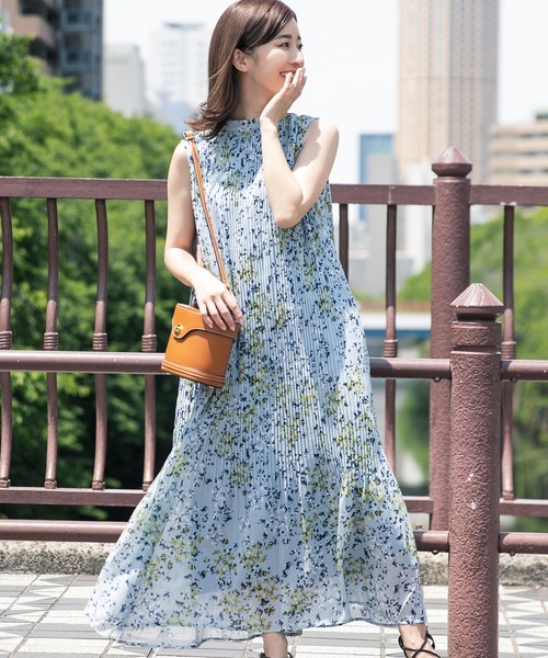 Andemiu（アンデミュウ）の「【水野佐彩コレクション】印象美人キカフラワープリーツワンピース298573（ワンピース・レディース・グレー/ブルー/グリーン・FREE）」の4枚目の写真