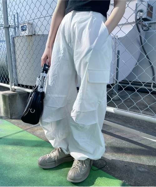 SPINNS（スピンズ）の「【太すぎない細身美シルエット】パラシュートパンツ/ナイロン ドローコードワイドカーゴパンツ（カーゴパンツ・レディース・ピンク/ブラック/チャコール/マスタード/カーキ/オフホワイト/ブルー/ネイビー/パープル/レッド/サックスブルー/ブラック×ホワイト/オレンジ・ONESIZE）」の14枚目の写真