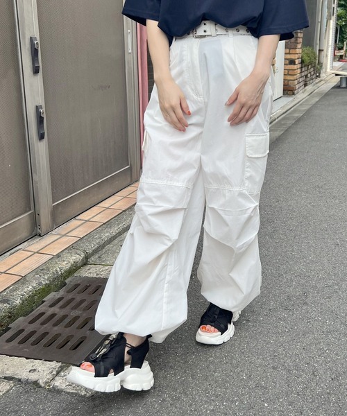 SPINNS（スピンズ）の「【太すぎない細身美シルエット】パラシュートパンツ/ナイロン ドローコードワイドカーゴパンツ（カーゴパンツ・レディース・ピンク/ブラック/チャコール/マスタード/カーキ/オフホワイト/ブルー/ネイビー/パープル/レッド/サックスブルー/ブラック×ホワイト/オレンジ・ONESIZE）」の15枚目の写真