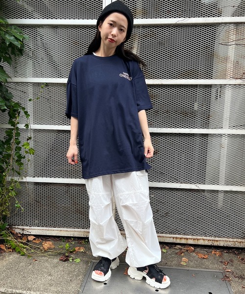 SPINNS（スピンズ）の「【太すぎない細身美シルエット】パラシュートパンツ/ナイロン ドローコードワイドカーゴパンツ（カーゴパンツ・レディース・ピンク/ブラック/チャコール/マスタード/カーキ/オフホワイト/ブルー/ネイビー/パープル/レッド/サックスブルー/ブラック×ホワイト/オレンジ・ONESIZE）」の17枚目の写真