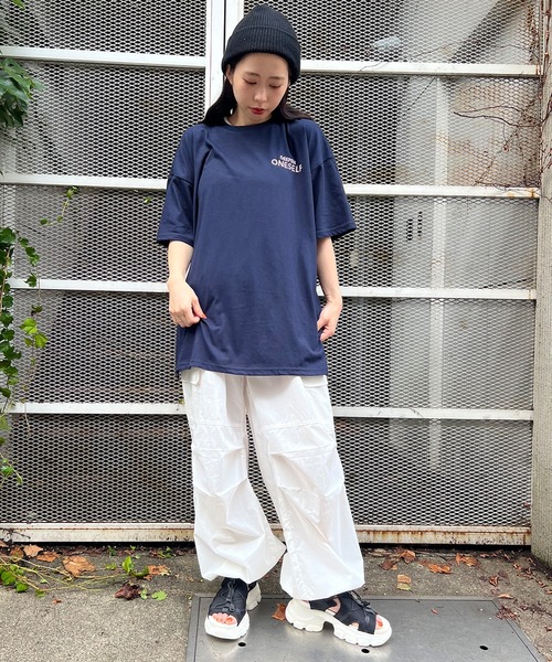 SPINNS（スピンズ）の「【太すぎない細身美シルエット】パラシュートパンツ/ナイロン ドローコードワイドカーゴパンツ（カーゴパンツ・レディース・ピンク/ブラック/チャコール/マスタード/カーキ/オフホワイト/ブルー/ネイビー/パープル/レッド/サックスブルー/ブラック×ホワイト/オレンジ・ONESIZE）」の18枚目の写真