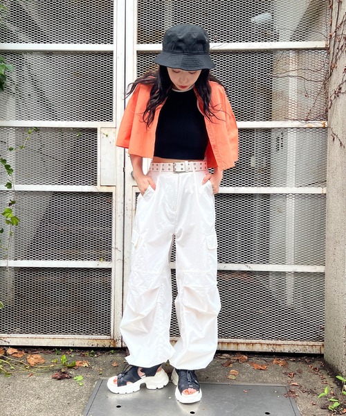 SPINNS（スピンズ）の「【太すぎない細身美シルエット】パラシュートパンツ/ナイロン ドローコードワイドカーゴパンツ（カーゴパンツ・レディース・ピンク/ブラック/チャコール/マスタード/カーキ/オフホワイト/ブルー/ネイビー/パープル/レッド/サックスブルー/ブラック×ホワイト/オレンジ・ONESIZE）」の16枚目の写真