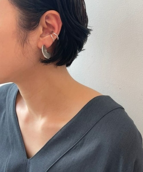 BEARDSLEY(ビアズリー)の「ダブルラインイヤーカフ(イヤーカフ・レディース・シルバー/ゴールド・FREE)」の8枚目の写真