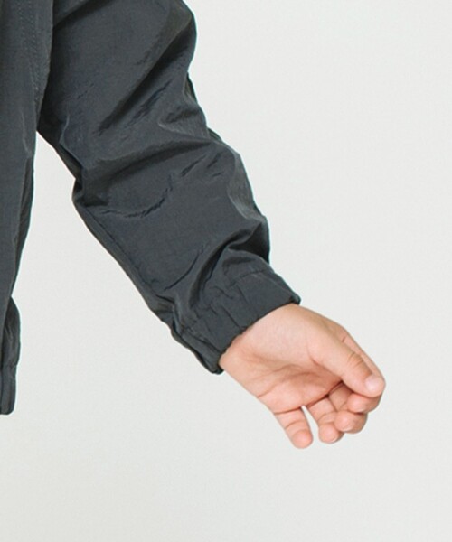 BRANSHES（ブランシェス）の「配色切り替えウィンドブレーカー（ナイロンジャケット・キッズ・カーキオリーブ/キャメル/チャコールグレー・90/120/100/150/110/130/140）」の9枚目の写真