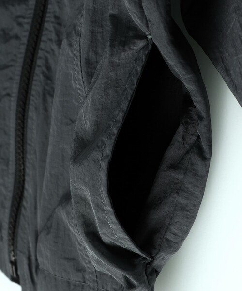 BRANSHES（ブランシェス）の「配色切り替えウィンドブレーカー（ナイロンジャケット・キッズ・カーキオリーブ/キャメル/チャコールグレー・90/120/100/150/110/130/140）」の10枚目の写真