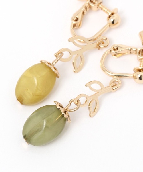 studio CLIP（スタディオクリップ）の「メタルリーフカラービーズイヤリング（イヤリング・レディース・イエロー/グリーン・FREE）」の3枚目の写真