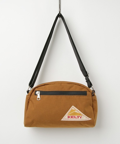 KELTY（ケルティ）の「＜500mlペットボトル収納可＞【KELTY/ケルティ】ナイロンポーチ　ラウンドトップショルダーバッグS / ROUND TOP BAG S（ショルダーバッグ・メンズ・ブラック/ブラウン系その他/モカ/マスタード/セージグリーン/タン/ダークグレー/オリーブ/ネイビー・FREE）」の4枚目の写真