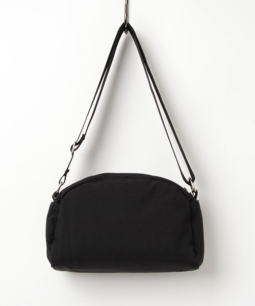 KELTY（ケルティ）の「＜500mlペットボトル収納可＞【KELTY/ケルティ】ナイロンポーチ　ラウンドトップショルダーバッグS / ROUND TOP BAG S（ショルダーバッグ・メンズ・ブラック/ブラウン系その他/モカ/マスタード/セージグリーン/タン/ダークグレー/オリーブ/ネイビー・FREE）」の11枚目の写真