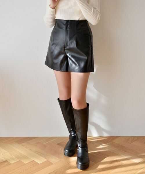 ems excite(エムズエキサイト)の「フェイクレザーSPT(その他パンツ・レディース・ベージュ/ブラック/ナチュラル・FREE)」の2枚目の写真