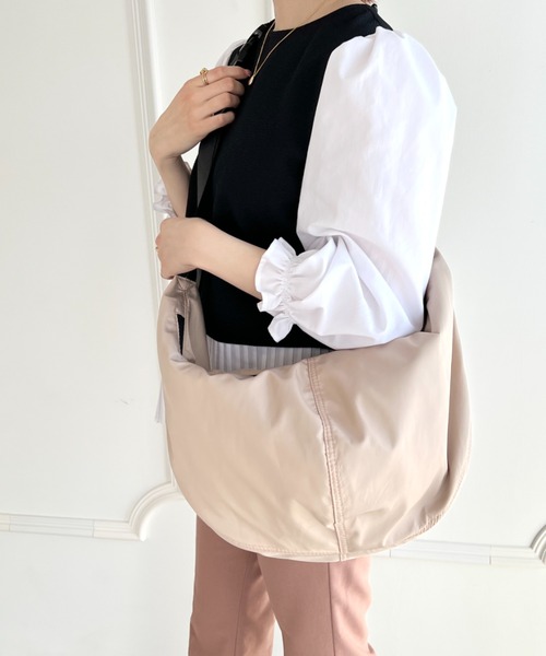 thank U more(サンキューモア)の「ソフトナイロン ボディバッグ 【斜め掛け対応】(ショルダーバッグ・レディース・ベージュ/ブラック・FREE)」の2枚目の写真