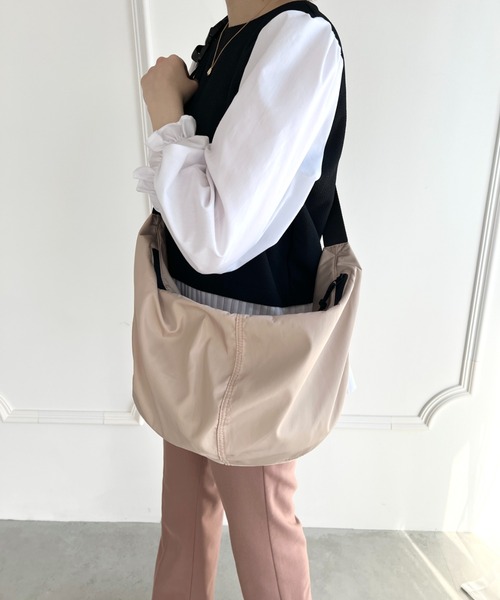 thank U more(サンキューモア)の「ソフトナイロン ボディバッグ 【斜め掛け対応】(ショルダーバッグ・レディース・ベージュ/ブラック・FREE)」の3枚目の写真
