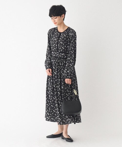 OPAQUE.CLIP（オペークドットクリップ）の「◆フラワープリントワンピース【洗濯機洗い可】（ワンピース・レディース・ブルー系/ブラック系・36/38）」の3枚目の写真