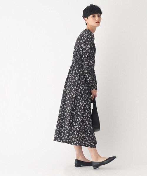 OPAQUE.CLIP（オペークドットクリップ）の「◆フラワープリントワンピース【洗濯機洗い可】（ワンピース・レディース・ブルー系/ブラック系・36/38）」の4枚目の写真