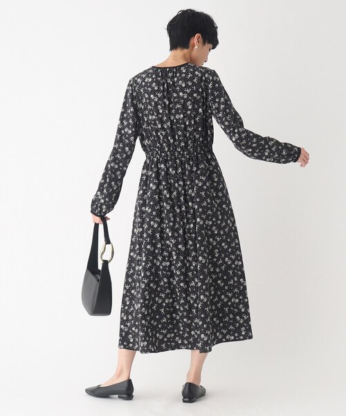 OPAQUE.CLIP（オペークドットクリップ）の「◆フラワープリントワンピース【洗濯機洗い可】（ワンピース・レディース・ブルー系/ブラック系・36/38）」の5枚目の写真