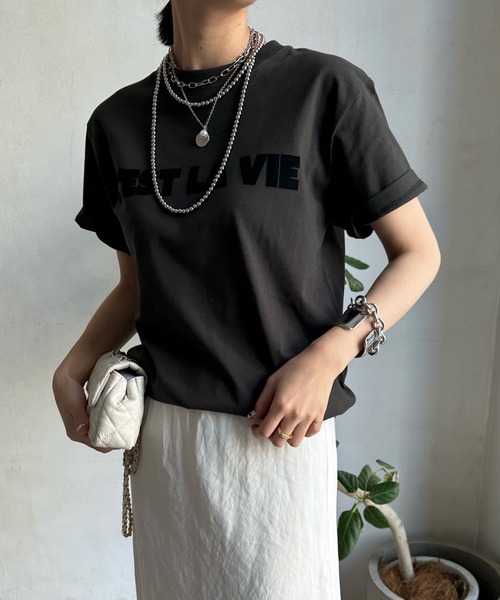 DouDou（ドゥドゥ）の「C'EST LA VIE フロッキーロゴTEE（Tシャツ/カットソー・レディース・ホワイト/ホワイト系その他/チャコールグレー・FREE）」の3枚目の写真