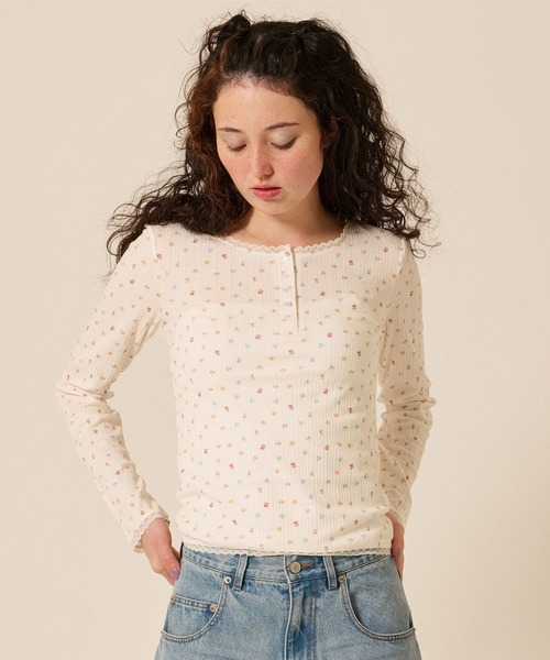 TINA:JOJUN(ティーナジョジュン)の「クリアボタン ヘンリーネックカットソー TINA:JOJUN(Tシャツ/カットソー・レディース・オレンジ系その他/ホワイト/レッド/オフホワイト/グレー/ブルー/サックスブルー/クリーム/アイボリー/ホワイト×ピンク/ホワイト系その他・M)」の5枚目の写真