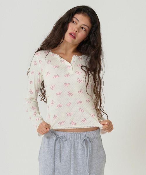 TINA:JOJUN(ティーナジョジュン)の「クリアボタン ヘンリーネックカットソー TINA:JOJUN(Tシャツ/カットソー・レディース・オレンジ系その他/ホワイト/レッド/オフホワイト/グレー/ブルー/サックスブルー/クリーム/アイボリー/ホワイト×ピンク・M)」の4枚目の写真