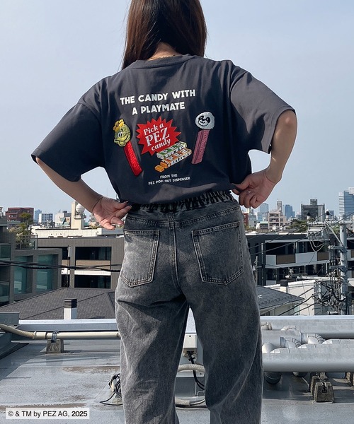 AS KNOW AS plus(アズノゥアズプラス)の「○アクリルキーホルダー付き PEZ Tシャツ【PEZ/ペッツ】(Tシャツ/カットソー・レディース・オフホワイト/ブルー/ピンク/スミクロ/イエロー系/ホワイト系/サックスブルー系/ブラック系/オートミール/ホワイト系1/ブラック系1/パープル系1/アイボリー系1/アイボリー系2/ブラック系2/ホワイト系2/オレンジ系2・FREE)」の8枚目の写真