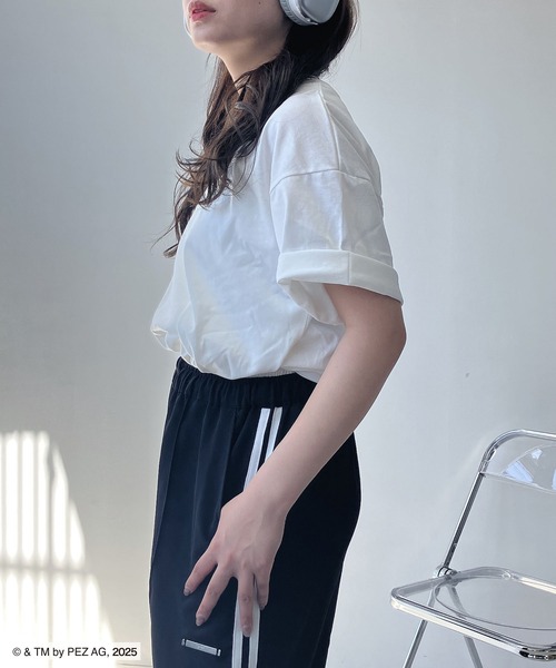 AS KNOW AS plus(アズノゥアズプラス)の「○アクリルキーホルダー付き PEZ Tシャツ【PEZ/ペッツ】(Tシャツ/カットソー・レディース・オフホワイト/ブルー/ピンク/スミクロ/イエロー系/ホワイト系/サックスブルー系/ブラック系/オートミール/ホワイト系1/ブラック系1/パープル系1/アイボリー系1/アイボリー系2/ブラック系2/ホワイト系2/オレンジ系2・FREE)」の20枚目の写真