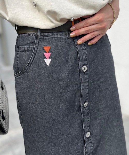 mi via loca（ミヴィアロカ）の「刺繍入りデニム前開きスカート