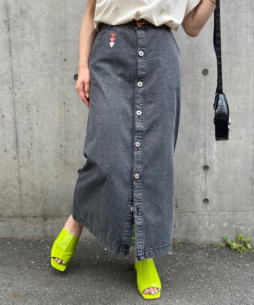 mi via loca（ミヴィアロカ）の「刺繍入りデニム前開きスカート（デニムスカート・レディース・ブルー/ブラック・FREE）」の3枚目の写真