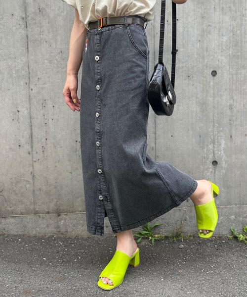 mi via loca（ミヴィアロカ）の「刺繍入りデニム前開きスカート（デニムスカート・レディース・ブルー/ブラック・FREE）」の4枚目の写真