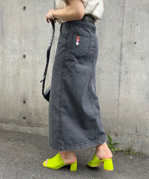 mi via loca（ミヴィアロカ）の「刺繍入りデニム前開きスカート（デニムスカート・レディース・ブルー/ブラック・FREE）」の8枚目の写真