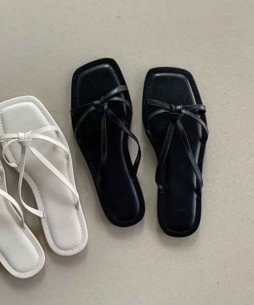 Didot.showroom(ディドット ショールーム)の「リボンクロススクエアフラットサンダル(サンダル・レディース・ブラック/ホワイト/ブラウン・23㎝/24㎝/25㎝/23.5㎝/24.5㎝)」の1枚目の写真