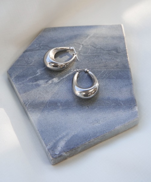 notch.(ノッチ)の「【金属アレルギー対応】ワンタッチオーバルフープピアス/サージカルステンレス(ピアス(両耳用)・レディース・シルバー/ゴールド・ONESIZE)」の2枚目の写真